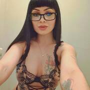 New in town, Hot girl