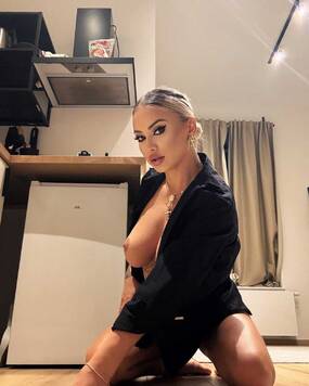 RUSSE ÉLÉGANTE CLASSE ET SEXY!!