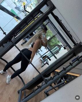 Mia hot