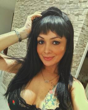 New in town, Hot girl