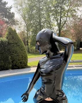 Le voisin pervers est de retour