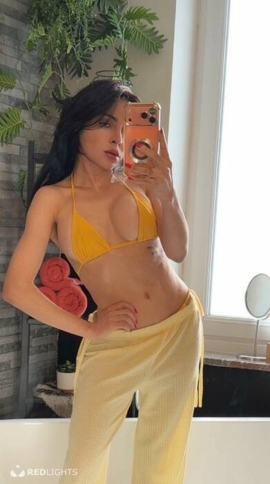 Anitta Petite (Foto)