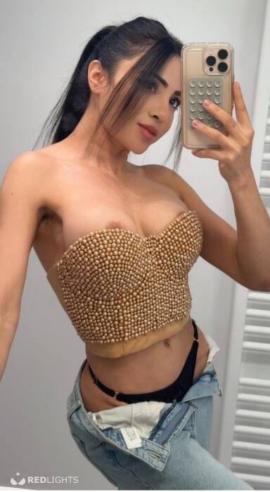 Anitta Petite (Foto)