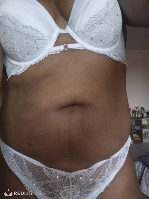 Hete brunette (Foto)
