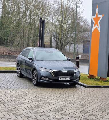 Chauffeur Carlos airport/escort taxi