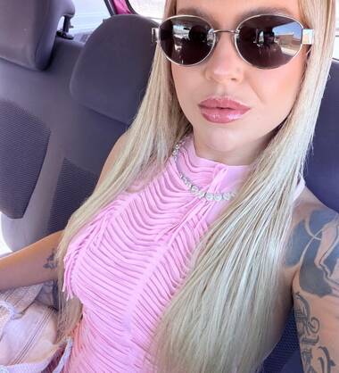 Mia hot