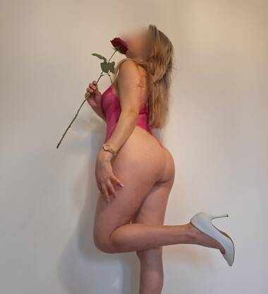 Ambar hot