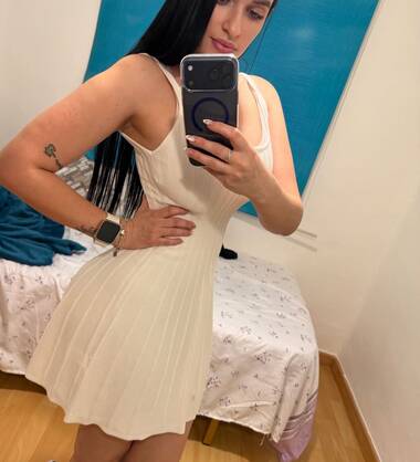 Laura elegant sexy