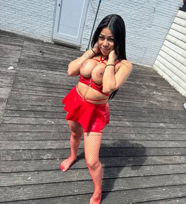 Cloe hot