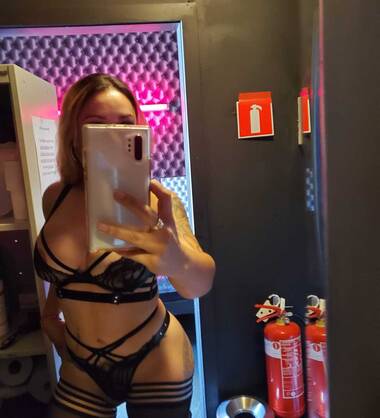 JULIA HORNY