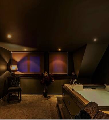 7/7 Machiavelly Salon & Lounge