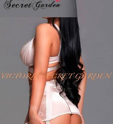 Victoria SECRET GARDEN