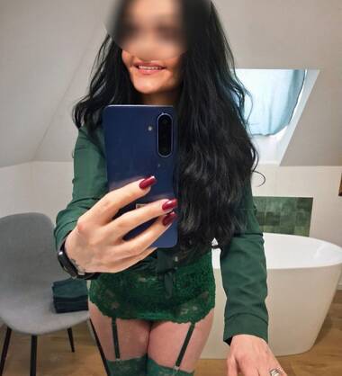 Evaa sexy Brunette