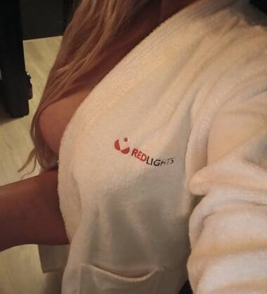 ONGEREMDE POES ZOEKT GEILE KATER