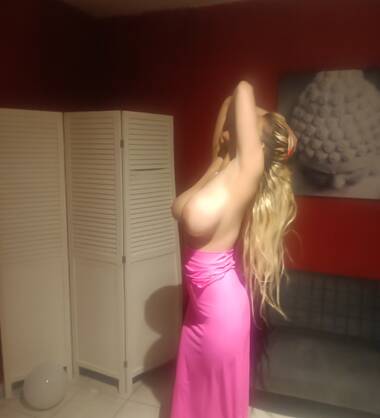 ONGEREMDE POES ZOEKT GEILE KATER