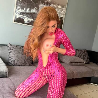 Valeria transexual Party girl