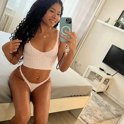 I\'m a sexy, petite girl