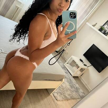 I\'m a sexy, petite girl