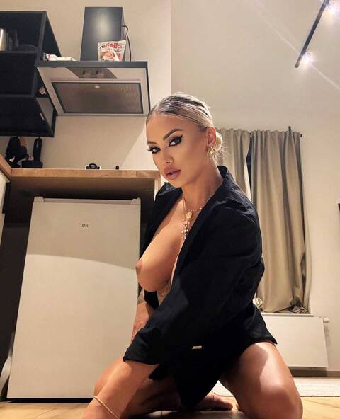 RUSSE ÉLÉGANTE CLASSE ET SEXY!!