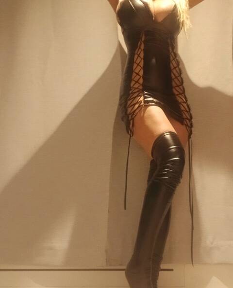 ONGEREMDE POES ZOEKT GEILE KATER