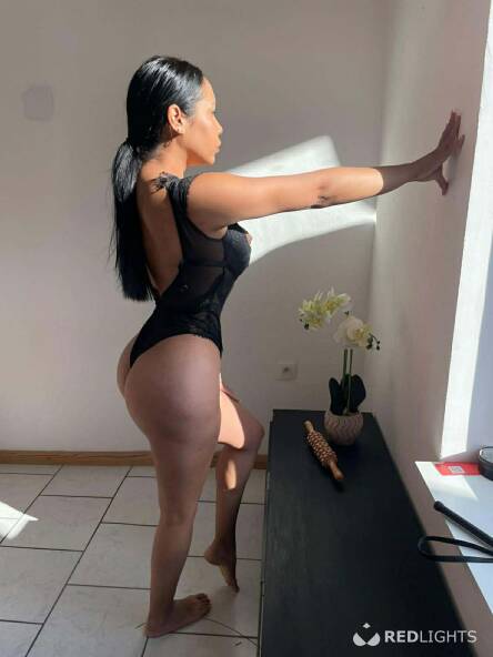 Linda hot party girl