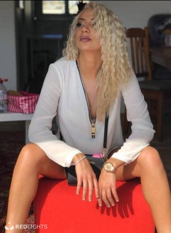 Escort Lora La Classe
