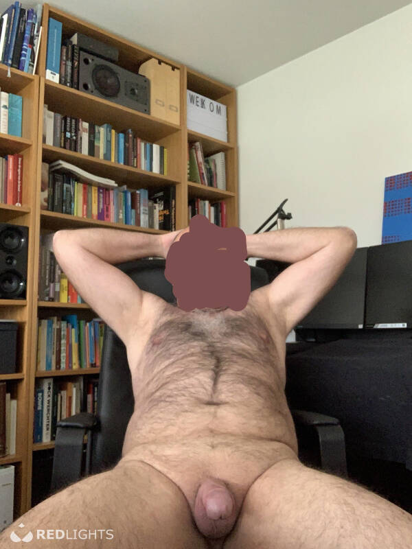 Behaarde man met hypo cock (Foto)