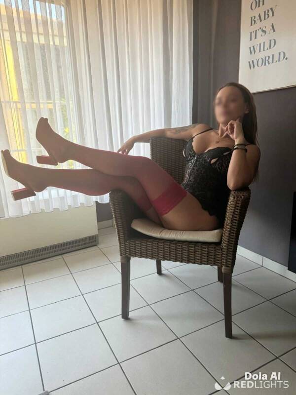 JULIA HORNY (Foto)