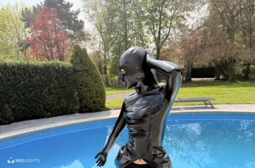 Le voisin pervers est de retour (Foto)